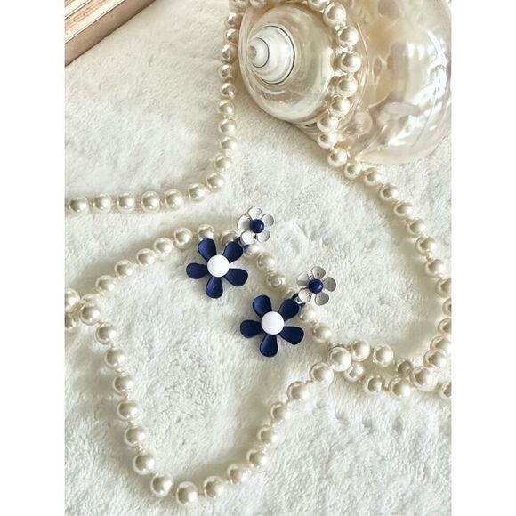 Navy blue and bright white double Daisy dangle earrings ￼ - Picture 5 of 9